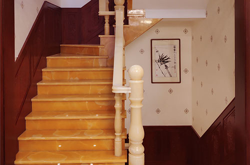 夏县中式别墅室内汉白玉石楼梯的定制安装装饰效果